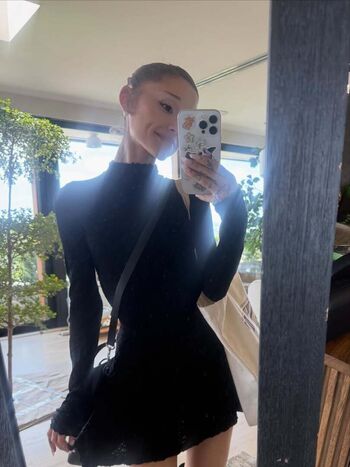 Ariana grande  page leaked private photo uncensored HD quality