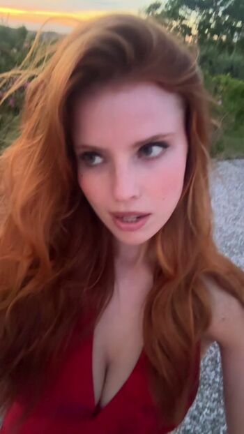 Emily deyt aysage  page leaked private photo uncensored HD quality
