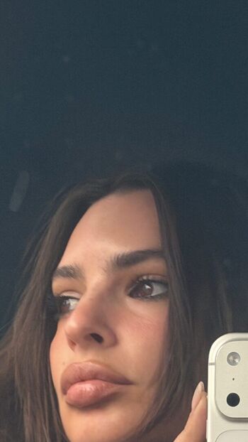 Emily ratajkowski  page leaked private photo uncensored HD quality