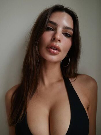 Emily ratajkowski  page leaked private photo uncensored HD quality