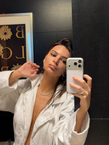 Emily ratajkowski  page leaked private photo uncensored HD quality