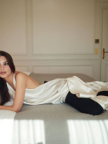 Emily ratajkowski  page leaked private photo uncensored HD quality