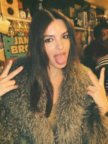 Emily ratajkowski leaked private photo uncensored HD quality