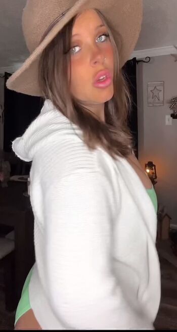 Lindzee  page leaked private photo uncensored HD quality