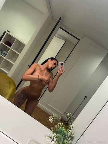 Lustful slut leaked private photo uncensored HD quality
