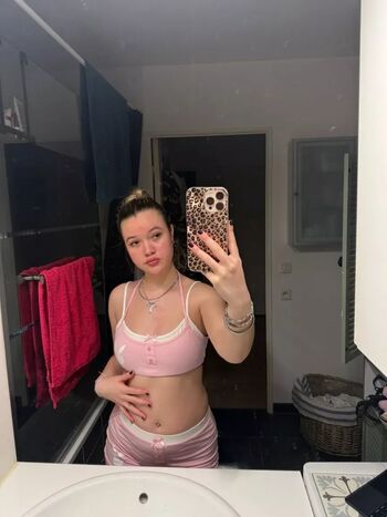 Paulineonlinee leaked private photo uncensored HD quality