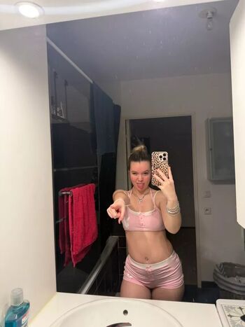Paulineonlinee leaked private photo uncensored HD quality