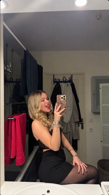 Paulineonlinee leaked private photo uncensored HD quality