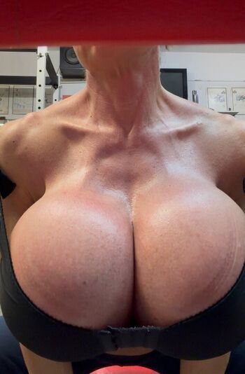 Queenmuscleboobs page leaked private photo uncensored HD quality