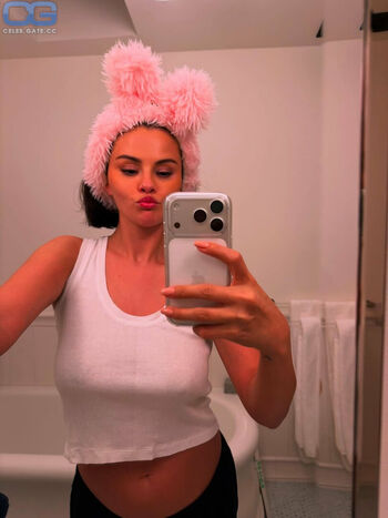 Selena gomez  page leaked private photo uncensored HD quality